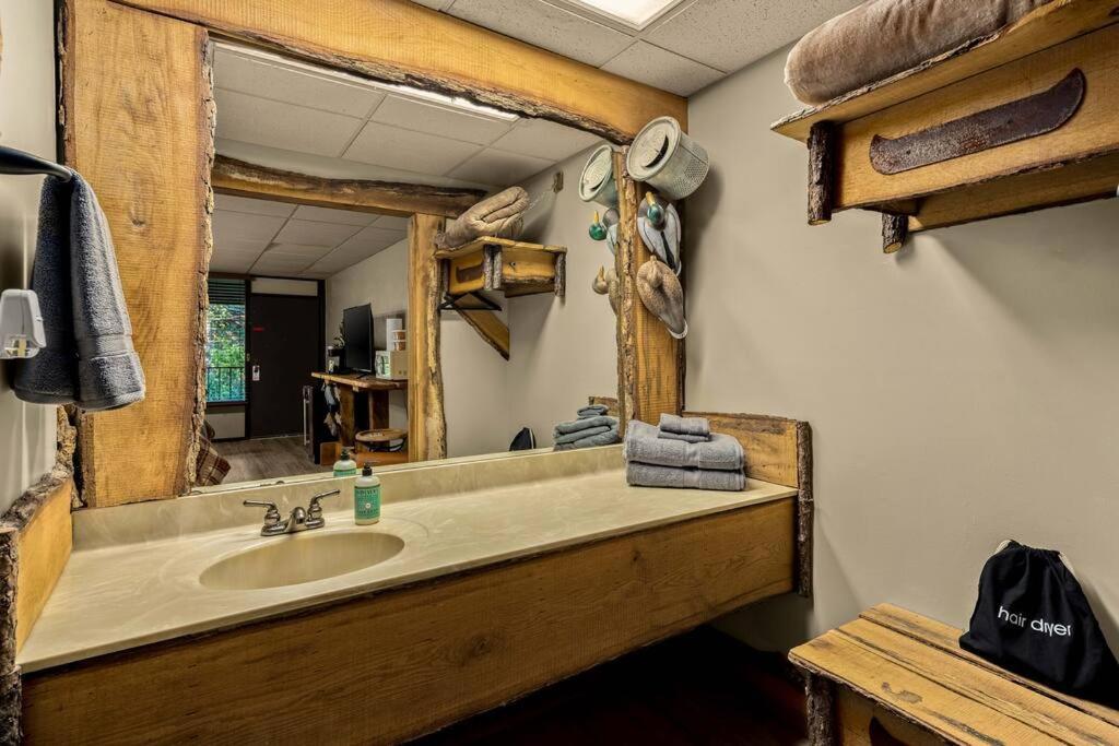 Stonegate Lodge King Bed Wifi 50 In Roku Tv Salt Water Pool Room # 101 Eureka Springs Buitenkant foto