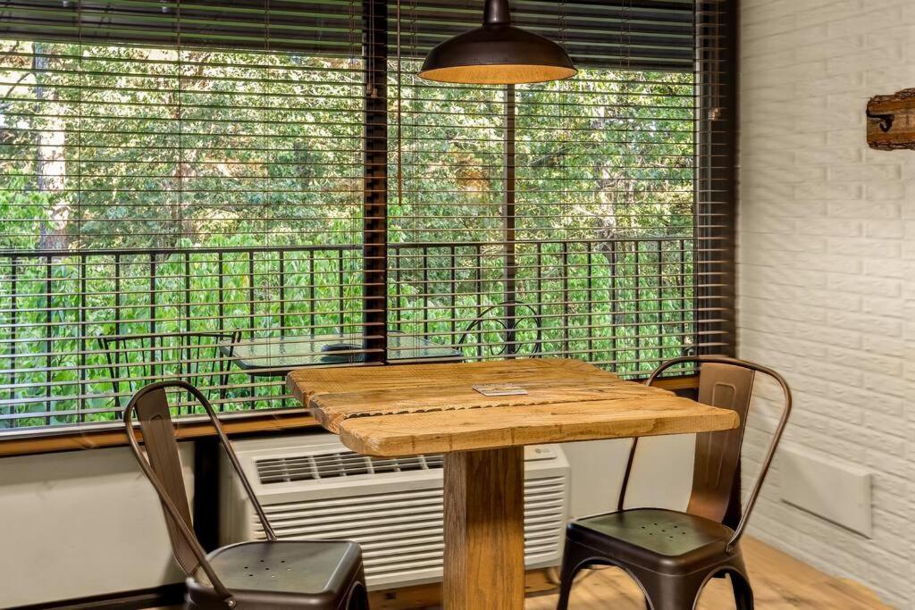 Stonegate Lodge King Bed Wifi 50 In Roku Tv Salt Water Pool Room # 101 Eureka Springs Buitenkant foto