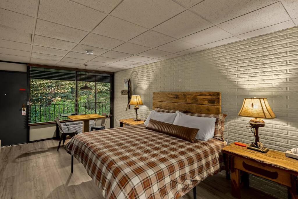 Stonegate Lodge King Bed Wifi 50 In Roku Tv Salt Water Pool Room # 101 Eureka Springs Buitenkant foto