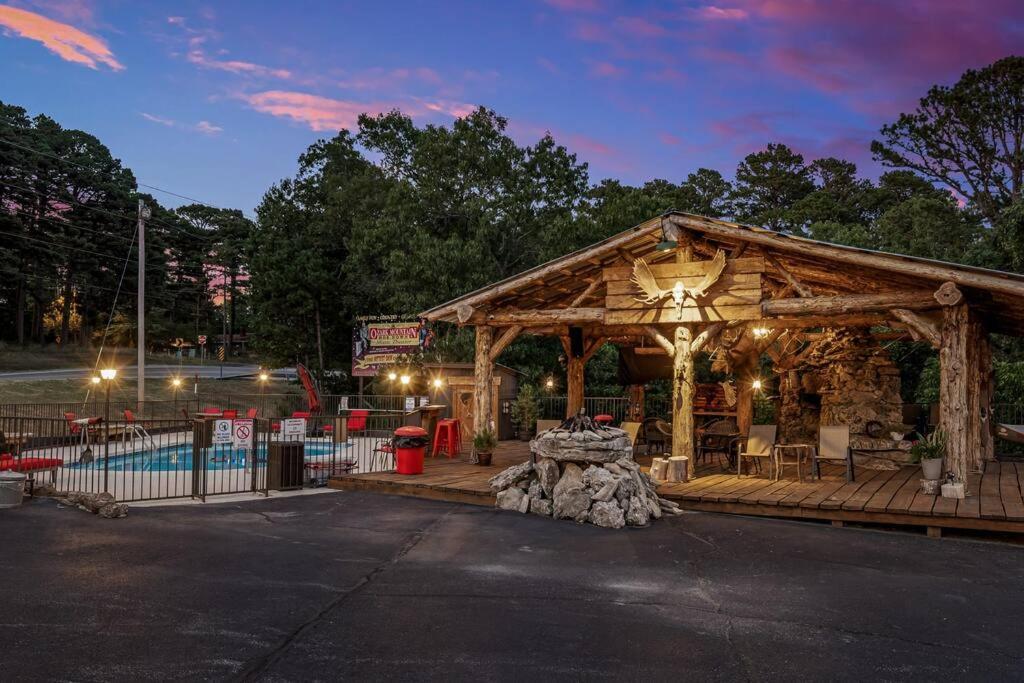 Stonegate Lodge King Bed Wifi 50 In Roku Tv Salt Water Pool Room # 101 Eureka Springs Buitenkant foto